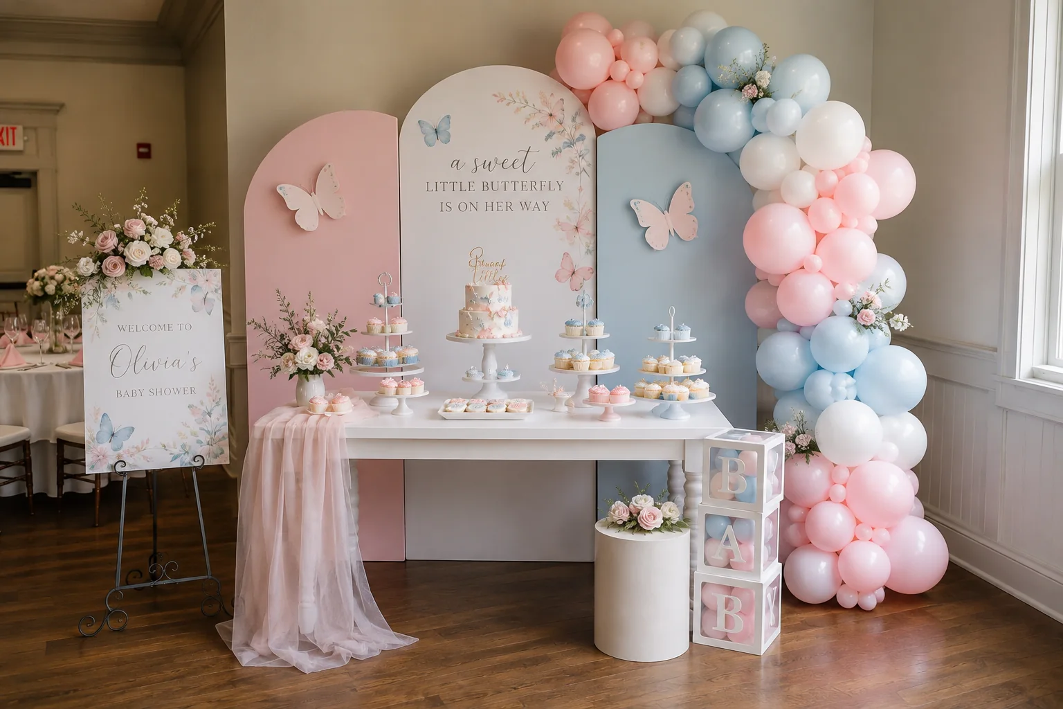 Baby shower en tonos pastel con mariposas, flores y globos